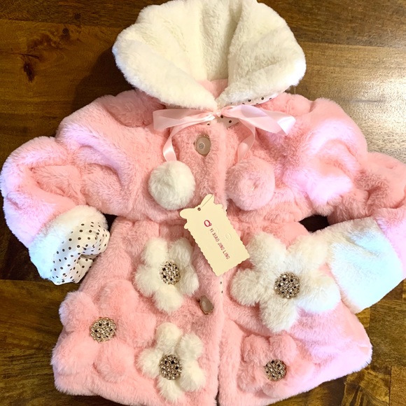 Q YI XIAO JING LING Other - 🎉HP🎉Gorgeous Pink&White Faux Fur Gem/Flower Coat